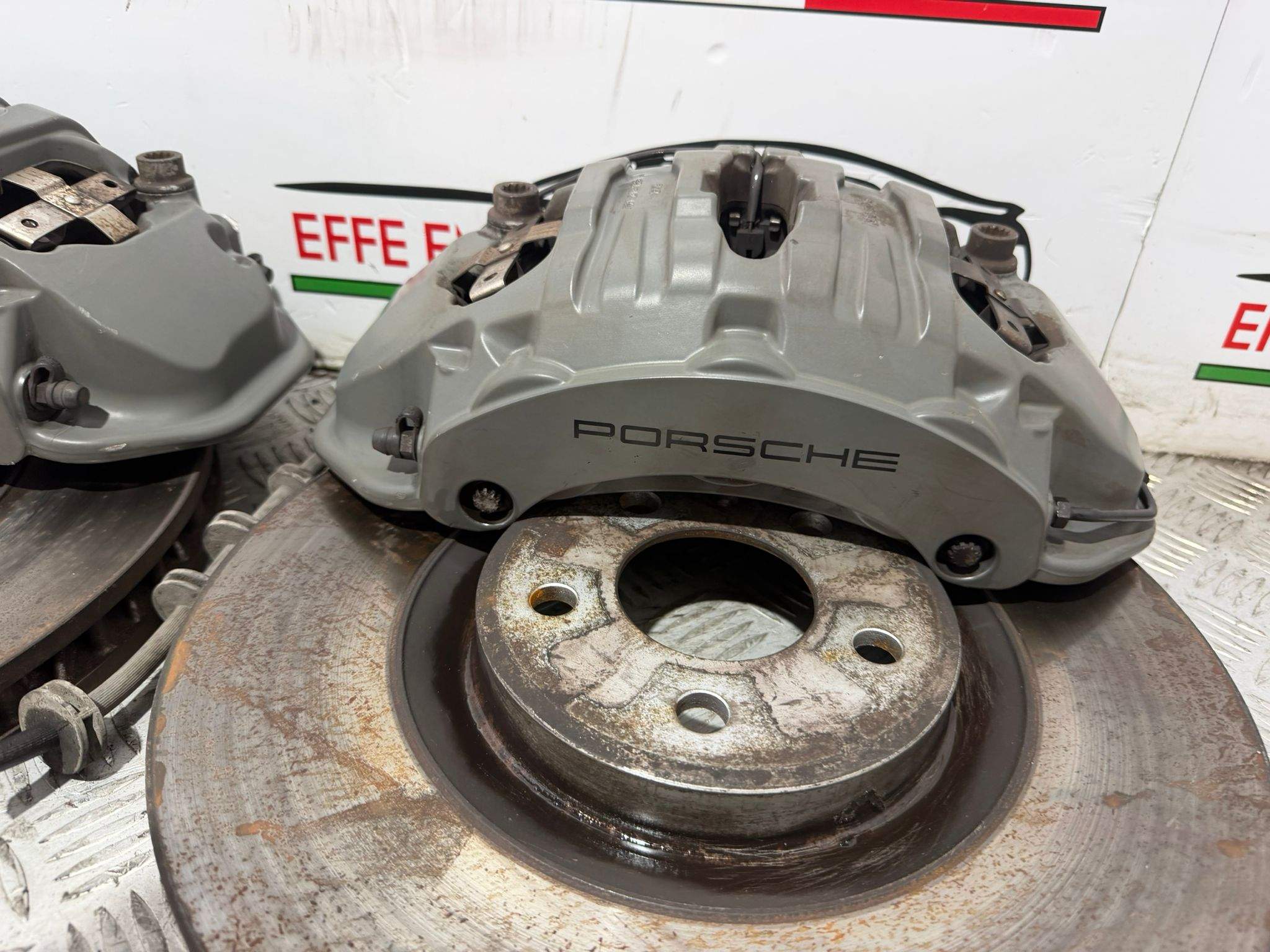 IMPIANTO FRENANTE ORIGINALE PORSCHE VOLKSWAGEN AUDI COMPLETO E PARI AL NUOVO CON PINZE 6 POMPANTI BREMBO
