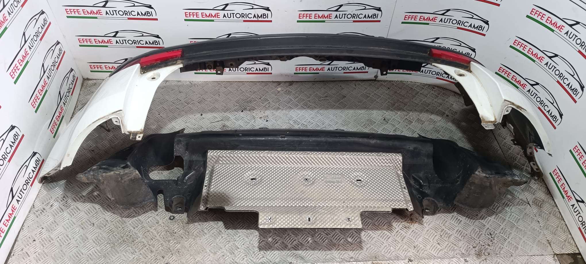 PARAURTI POSTERIORE LAND ROVER DISCOVERY COLORE BIANCO